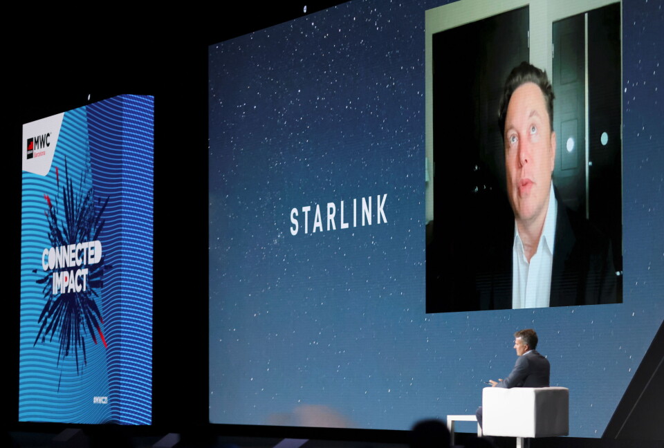 SATELITTER: Grunnleggeren av SpaceX og Tesla, Elon Musk, taler til Mobile World Congress 2021 via skjerm. (Foto: Reuters/Nacho Doce). SATELITTER: Grunnleggeren av SpaceX og Tesla, Elon Musk, taler til Mobile World Congress 2021 via skjerm. (Foto: Reuters/Nacho Doce).