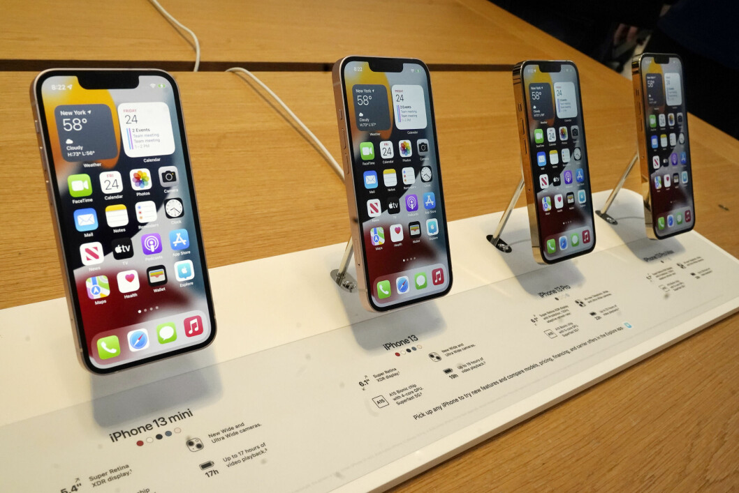FÆRRE: Apple har varslet sine underleverandører om at antallet enheter kommer til å bli redusert. (Foto: AP Photo/Richard Drew)