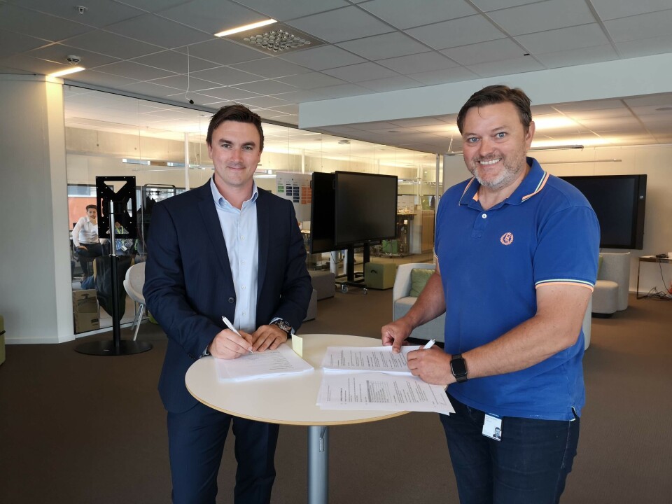 I SKYEN: Erik Samsonsen, direktør for Atea Bergen (til venstre) og Bjørn Arvid Sætren, it-direktør i Fiskeridirektoratet signerer avtale om skyleveranser. Foto: Atea. I SKYEN: Erik Samsonsen, direktør for Atea Bergen (til venstre) og Bjørn Arvid Sætren, it-direktør i Fiskeridirektoratet signerer avtale om skyleveranser. Foto: Atea.