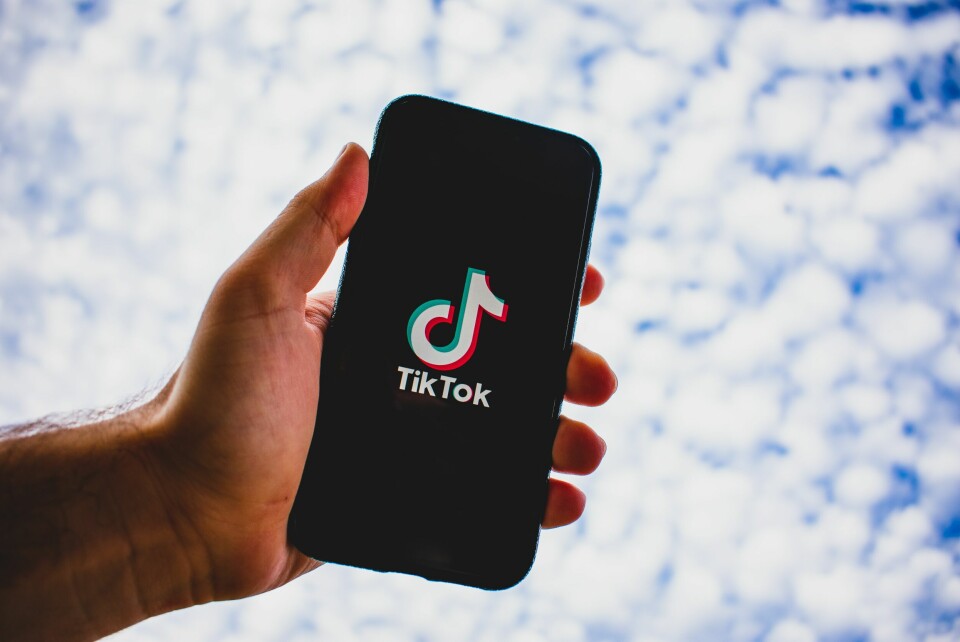 NEITAKK: Sveriges Television og Sveriges Radio ber ansatte unngå å ha Tiktok installert på jobbtelefonene sine. Foto: Kon Karampelas - Unsplash