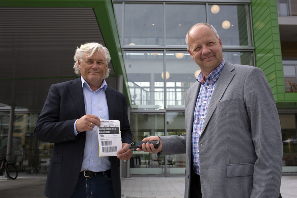 BEDRE FLYT: Via systemet sD2 logistics skal APX Systems hjelpe flere etater, frivillige organisasjoner og private sykehjem i Oslo med å få bedre flyt og mindre papirarbeid. Her viser Jan Erik Evanger, daglig leder i APX Systems, og Fredrik Goborg, prosjektleder, frem terminalløsningen i innkjøpssystemet. (Foto: Øystein Barhaughogda/ APX Systems) BEDRE FLYT: Via systemet sD2 logistics skal APX Systems hjelpe flere etater, frivillige organisasjoner og private sykehjem i Oslo med å få bedre flyt og mindre papirarbeid. Her viser Jan Erik Evanger, daglig leder i APX Systems, og Fredrik Goborg, prosjektleder, frem terminalløsningen i innkjøpssystemet. (Foto: Øystein Barhaughogda/ APX Systems)