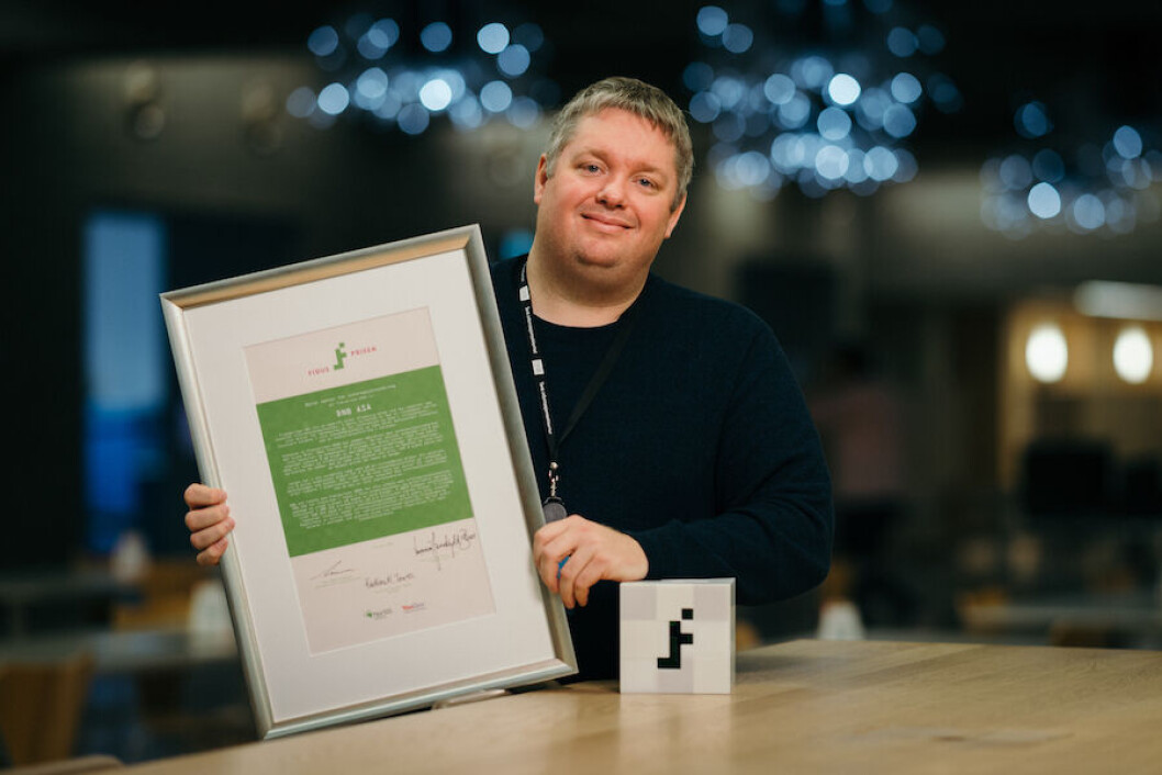 PRISVINNER: Anders Hardangen, sikkerhetsdirektør i DNB, tok i mot prisen på vegne av banken. Han peker på viktigheten av åpenhet i sikkerhetsarbeidet. (Foto: Stig B. Fiksdal) PRISVINNER: Anders Hardangen, sikkerhetsdirektør i DNB, tok i mot prisen på vegne av banken. Han peker på viktigheten av åpenhet i sikkerhetsarbeidet. (Foto: Stig B. Fiksdal)
