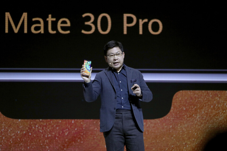 NY TELEFON: Richard Wu under lanseringen av det kinesiske selskapet Huaweis nye telefon i München torsdag. (Foto: Matthias Schrader / AP / NTB scanpix) NY TELEFON: Richard Wu under lanseringen av det kinesiske selskapet Huaweis nye telefon i München torsdag. (Foto: Matthias Schrader / AP / NTB scanpix)