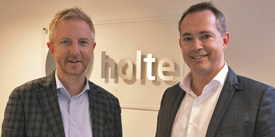 OPPKJØP: Danske EG, her representert ved Jesper Andersen (til venstre), og Holtes administrerende direktør Aleksander Bjaaland har kommet til enighet om at Holte nå blir en del av EG. (Foto: EG pressefoto)