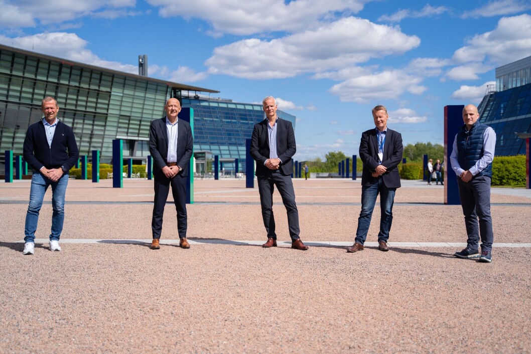 E-HELSE-AVTALE: Fra venstre: Ove Fredheim, Telenor; Otto Frøseth, Investinor; Lars Bakken, Telenor; Ole Christian Olssøn, Tellu; Inge Hovd Gangås, SINTEF Venture (Foto: Magnus Biringvad, SINTEF) E-HELSE-AVTALE: Fra venstre: Ove Fredheim, Telenor; Otto Frøseth, Investinor; Lars Bakken, Telenor; Ole Christian Olssøn, Tellu; Inge Hovd Gangås, SINTEF Venture (Foto: Magnus Biringvad, SINTEF)