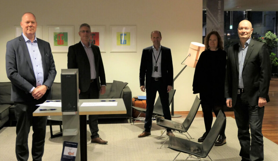 SIGNERING: Administrerende direktør i Eltel Networks Thor-Egel Bråthen og direktør strategi og forretningsutvikling Eltel Networks Svein Andorf Olsen, sammen med VP/Head of Partner Management Telenor Norge Bjørn Rudberg, CTO Telenor Norge Ingeborg Øftshus og CFO Telenor Norge Terje Borge under kontraktsignering tirsdag ettermiddag 17. november. (Foto: Eltel) SIGNERING: Administrerende direktør i Eltel Networks Thor-Egel Bråthen og direktør strategi og forretningsutvikling Eltel Networks Svein Andorf Olsen, sammen med VP/Head of Partner Management Telenor Norge Bjørn Rudberg, CTO Telenor Norge Ingeborg Øftshus og CFO Telenor Norge Terje Borge under kontraktsignering tirsdag ettermiddag 17. november. (Foto: Eltel)