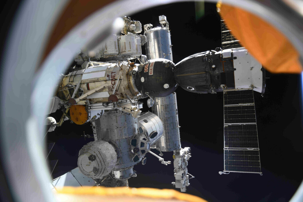 LUFTMÅLER: Den internasjonale romstasjonen (ISS) er den eneste romstasjonen i kretsløp rundt jorden. Der skal nå et norsk system måle luften for å oppdage eventuelle gasslekkasjer. (Arkivfoto: Oleg Novitskij / AP / NTB)