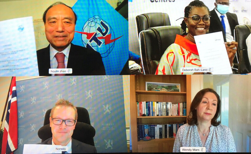 DIGITAL KONFERANSE: Øverst f.v: Houlin Zhao, generalsektretær i ITU, Ursula Owusu-Ekuful, kommunikasjonsminister i Ghana, Aksel Jakobsen, statssekretær i Utenriksdepartementet og Wendy Mars, president Cisco EMEAR. Her holder de opp den undertegnede kontrakten. (Skjermdump: Cisco) DIGITAL KONFERANSE: Øverst f.v: Houlin Zhao, generalsektretær i ITU, Ursula Owusu-Ekuful, kommunikasjonsminister i Ghana, Aksel Jakobsen, statssekretær i Utenriksdepartementet og Wendy Mars, president Cisco EMEAR. Her holder de opp den undertegnede kontrakten. (Skjermdump: Cisco)