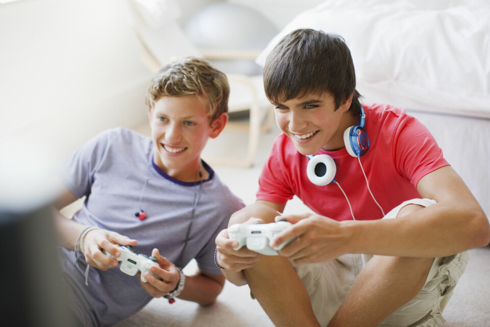 SPILLER MER: I en ny undersøkelse fra Medietilsynet kommer det frem at barn og ungdom mellom 9 og 17 år spiller mer dataspill med 18-årsgrense enn foreldre er klar over. (Foto: Paul Bradbury/ Istock)