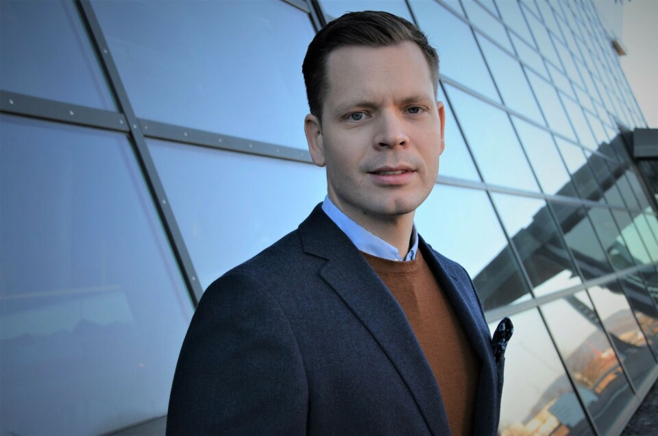 BEVISSTGJØRING: De tre aktørene har utarbeidet en felles brosjyre for å bevisstgjøre eldre og deres pårørende om svindelmetoder. Thorbjørn Busch, spesialrådgiver i Telenor mener flere av bedrageriene kunne vært avverget dersom befolkningen hadde vært klar over hvordan svindlere opererer. (Foto: Peer Dahl) BEVISSTGJØRING: De tre aktørene har utarbeidet en felles brosjyre for å bevisstgjøre eldre og deres pårørende om svindelmetoder. Thorbjørn Busch, spesialrådgiver i Telenor mener flere av bedrageriene kunne vært avverget dersom befolkningen hadde vært klar over hvordan svindlere opererer. (Foto: Peer Dahl)