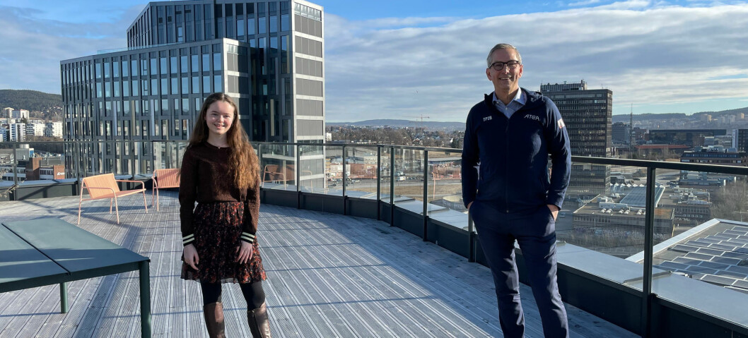 SJEF FOR EN DAG: På den internasjonale kvinnedagen 8. mars gir administrerende direktør i Atea, Michael Jacobs, fra seg sjefsstolen til Tyra Holmen for en dag. (Foto: Atea) SJEF FOR EN DAG: På den internasjonale kvinnedagen 8. mars gir administrerende direktør i Atea, Michael Jacobs, fra seg sjefsstolen til Tyra Holmen for en dag. (Foto: Atea)