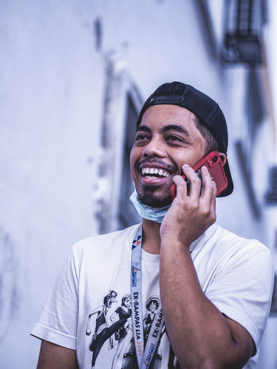 SKRAVLESYKE MENN: Mens kvinner snakket 51,8 timer i gjennomsnitt på telefonen, tilbrakte menn i snitt hele 52,1 timer på talerøret i 2020. Menn topper oså listen over bruk av mobildata. (Foto: Asyrfunk rktw/ Unsplash)