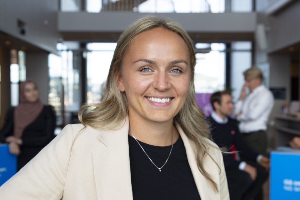 SIKKER FERIE: sikkerhetsrådgiver Elisabeth Fossmark i Sopra Steria kaster ut livbøyer til nordmenn som er online i ferien. (Foto: Sopra Steria). SIKKER FERIE: sikkerhetsrådgiver Elisabeth Fossmark i Sopra Steria kaster ut livbøyer til nordmenn som er online i ferien. (Foto: Sopra Steria).