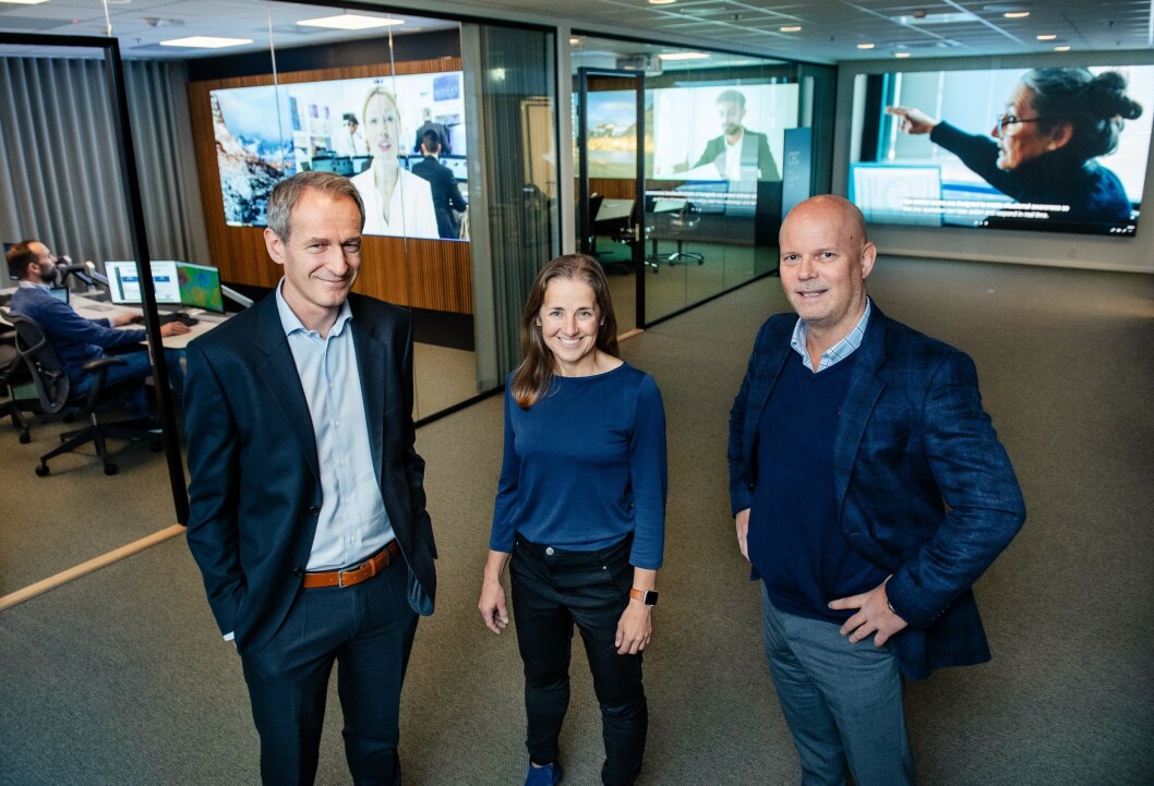 GÅR PÅ BØRS: Finansdirektør Erik Fausa Olsen (t.v), markedsdirektør Marie Pettersson og administrerende direktør Espen Gylvik. (Foto: Cyviz) GÅR PÅ BØRS: Finansdirektør Erik Fausa Olsen (t.v), markedsdirektør Marie Pettersson og administrerende direktør Espen Gylvik. (Foto: Cyviz)