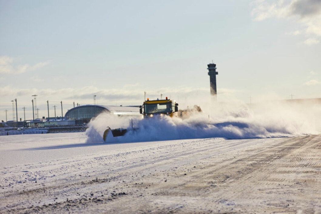 NORSK TEKNOLOGI: Avinor skal jobbe med norske leverandører for å sikre snøryddingen på flyplassene i Norge. (Foto: Avinor)