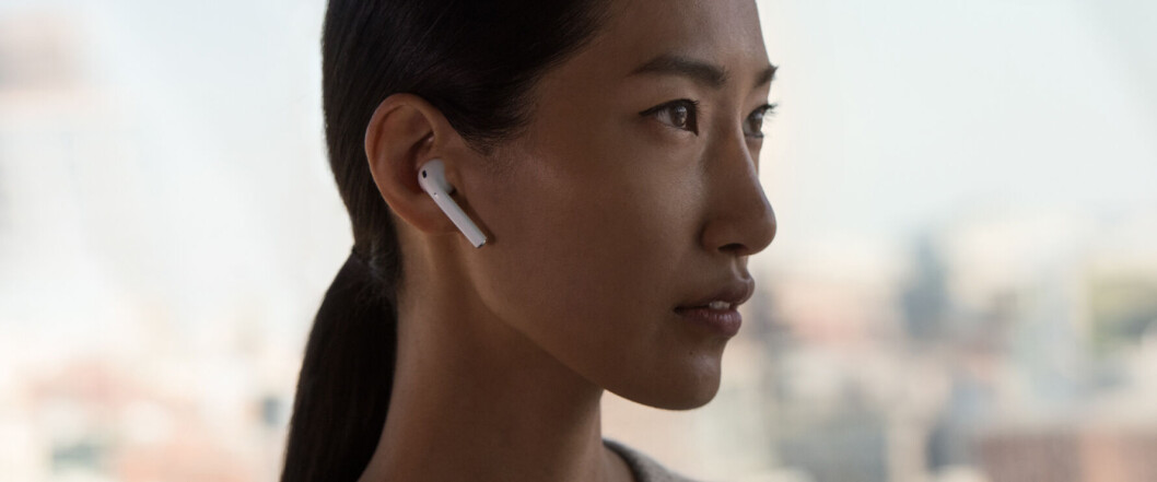 LYDEN VARER LENGE: Apple fremhever høy lydkvalitet og lang batteritid som noen av egenskapene ved AirPods. (Foto: Apple) LYDEN VARER LENGE: Apple fremhever høy lydkvalitet og lang batteritid som noen av egenskapene ved AirPods. (Foto: Apple)