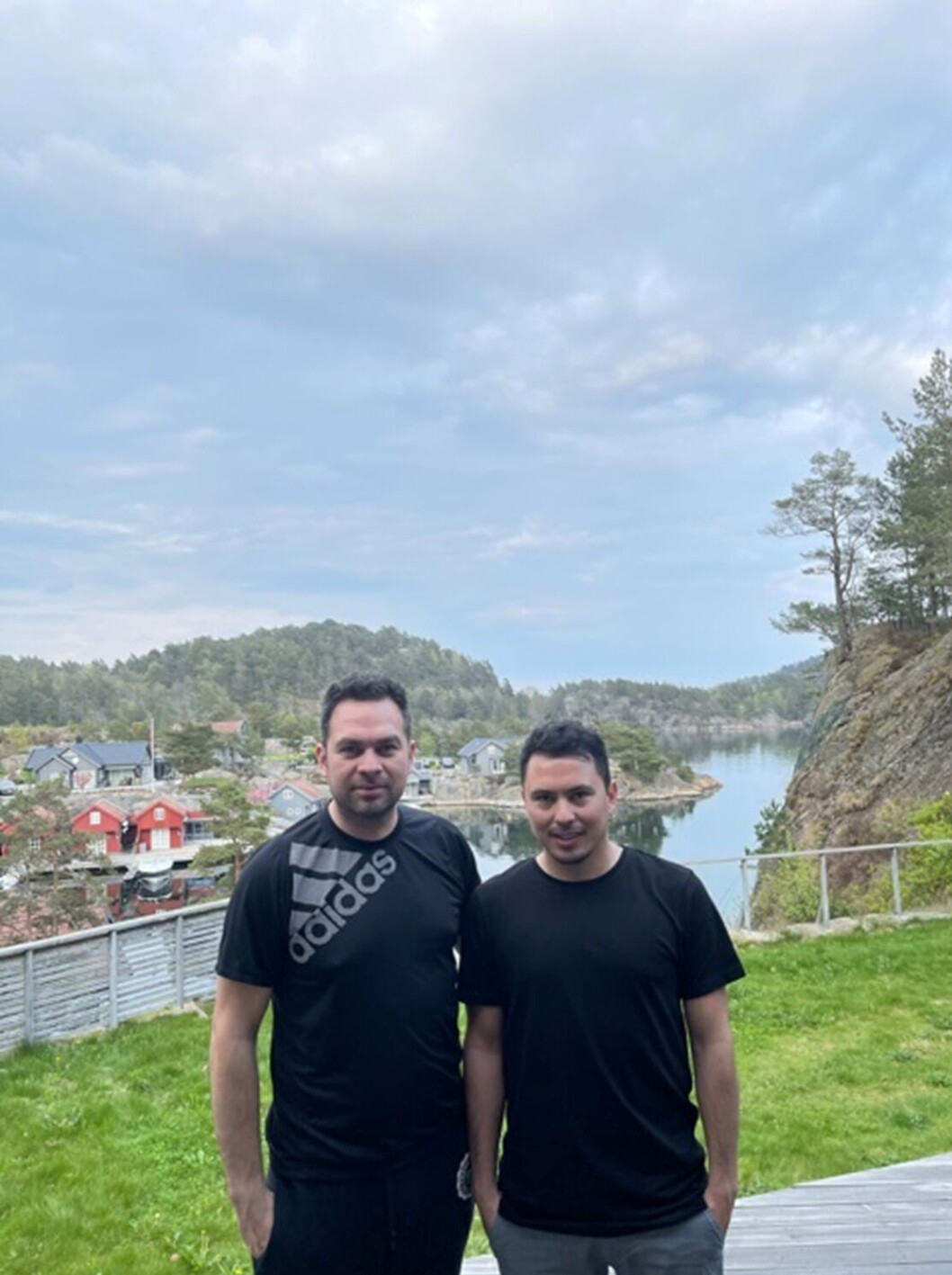 VINNERE: Daglig Leder Claudio "Cruzificador" Ahumada og bror og IT-ansvarlig Angelo "Goldhawk" Ahumada ledet laget til seier. (Foto: Privat) VINNERE: Daglig Leder Claudio "Cruzificador" Ahumada og bror og IT-ansvarlig Angelo "Goldhawk" Ahumada ledet laget til seier. (Foto: Privat)