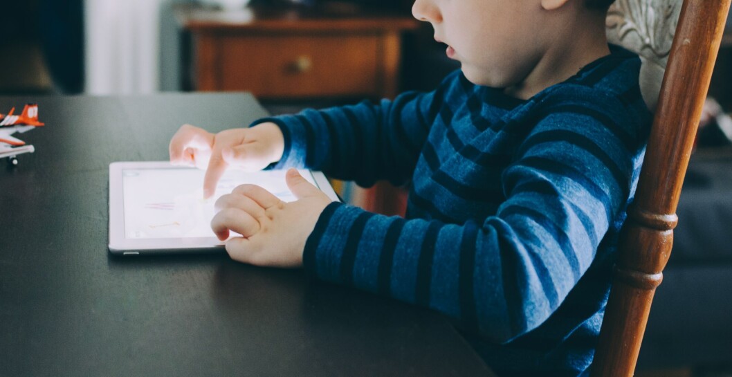 BARN OG NETTBRETT: Nye tall fra Medietilsynet viser at halvparten av 1-5-åringene har tilgang til nettbrett. (Foto: Kelly Sikkema/ Unsplash) BARN OG NETTBRETT: Nye tall fra Medietilsynet viser at halvparten av 1-5-åringene har tilgang til nettbrett. (Foto: Kelly Sikkema/ Unsplash)