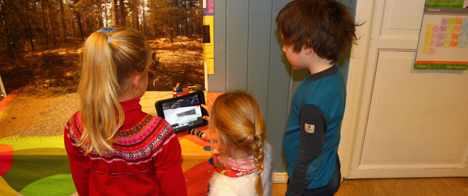 IT I BARNEHAGEN: Barna i Norlandia Myrertoppen barnehage i ferd med å lage film med nettbrett. De redigerer også sine egne videoer. (Foto: Norlandia-barnehagene) IT I BARNEHAGEN: Barna i Norlandia Myrertoppen barnehage i ferd med å lage film med nettbrett. De redigerer også sine egne videoer. (Foto: Norlandia-barnehagene)