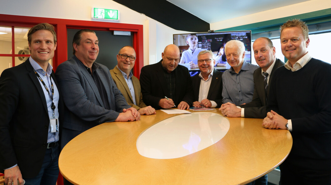 PARTNERSKAP: Ronny Pedersen, Innit, Michael Jacobsson, Eon Reality, Morten Wenstad, Crisis Training, Morten Ørbeck, Høgskolen i Hedmark, Erik Hanstad, ordfører Elverum, Einar Busterud, ordfører Hamar, Thomas Breen, Hedmark Fylkeskommune, Are Søby Vindfallet, Making View. (Foto: Hamar Kommune) PARTNERSKAP: Ronny Pedersen, Innit, Michael Jacobsson, Eon Reality, Morten Wenstad, Crisis Training, Morten Ørbeck, Høgskolen i Hedmark, Erik Hanstad, ordfører Elverum, Einar Busterud, ordfører Hamar, Thomas Breen, Hedmark Fylkeskommune, Are Søby Vindfallet, Making View. (Foto: Hamar Kommune)