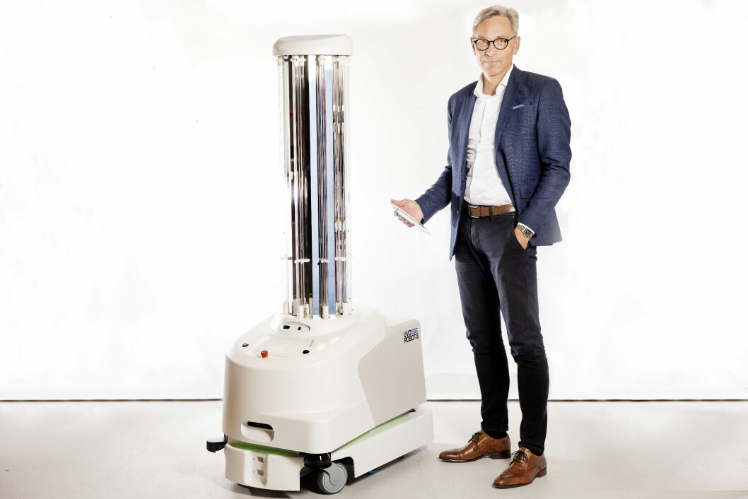 171 CM LANG HJELPER: Per Juul Nielsen i UVD Robots mener at koronaviruset er enkelt å drepe ved bruk av deres roboter og UVC-lys. (Skjermdump: UVD Robots)