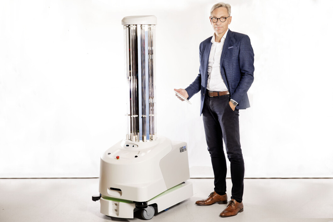 171 CM LANG HJELPER: Per Juul Nielsen i UVD Robots mener at koronaviruset er enkelt å drepe ved bruk av deres roboter og UVC-lys. (Skjermdump: UVD Robots) 171 CM LANG HJELPER: Per Juul Nielsen i UVD Robots mener at koronaviruset er enkelt å drepe ved bruk av deres roboter og UVC-lys. (Skjermdump: UVD Robots)