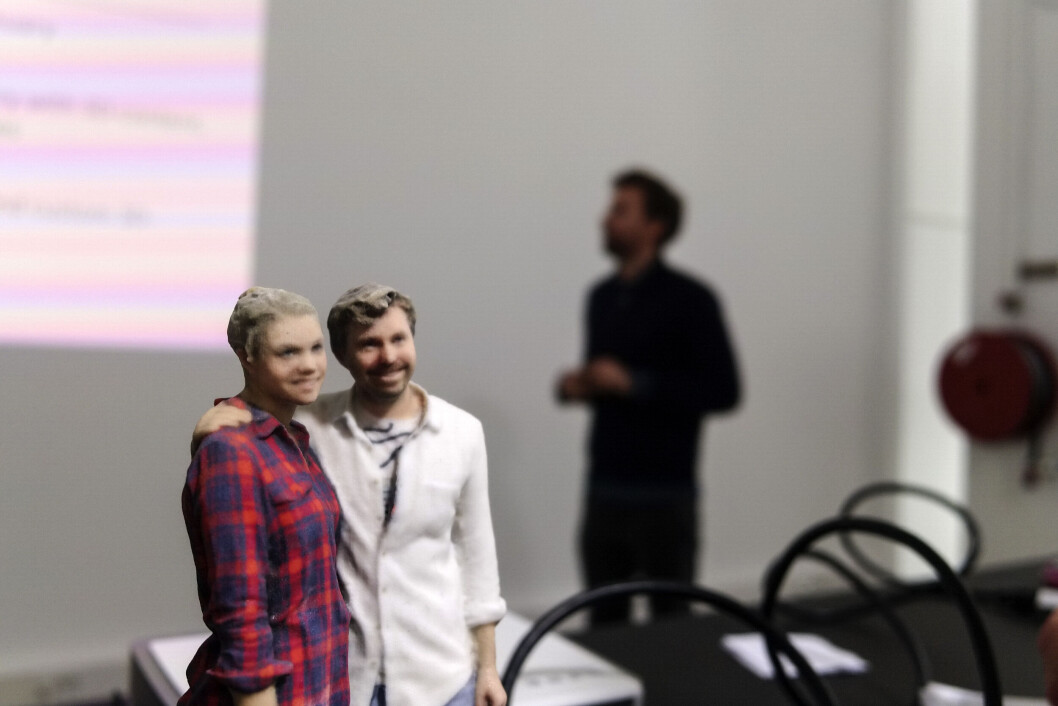 PORTRETT-STATUETT: Statuett-paret i forgrunnen er skrevet ut med 3D-skriver. Mannen i paret er en av Dimension 10-gründerne, Aleksander Langmyhr, som selv skimtes i profil i bakgrunnen. (Foto: Toralv Østvang) PORTRETT-STATUETT: Statuett-paret i forgrunnen er skrevet ut med 3D-skriver. Mannen i paret er en av Dimension 10-gründerne, Aleksander Langmyhr, som selv skimtes i profil i bakgrunnen. (Foto: Toralv Østvang)