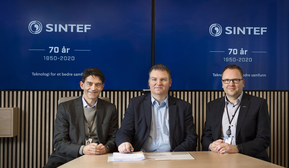 AVTALE: Sintef flytter driften av infrastruktur, forretningsapplikasjoner og sluttbrukertjenester til Sopra Steria. Fra venstre: Reidar Bye, visekonserndirektør i Sintef, Odd Inge Bjørdal, direktør for digitale plattformtjenester i Sopra Steria, Snorre Ness, it-sjef i Sintef. (Foto: Sintef) AVTALE: Sintef flytter driften av infrastruktur, forretningsapplikasjoner og sluttbrukertjenester til Sopra Steria. Fra venstre: Reidar Bye, visekonserndirektør i Sintef, Odd Inge Bjørdal, direktør for digitale plattformtjenester i Sopra Steria, Snorre Ness, it-sjef i Sintef. (Foto: Sintef)