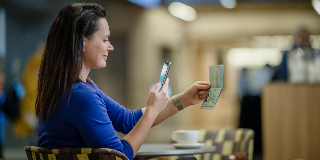 NFC: Sikker elektronisk autentisering på avstand med moderne pass (Foto: DNB/IDmee) NFC: Sikker elektronisk autentisering på avstand med moderne pass (Foto: DNB/IDmee)