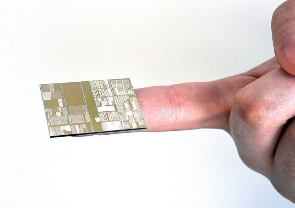 TETT, KRAFTIG OG STRØMGJERRIG: IBM annonserer at de har fungerende prosessorer bygd med sju nanometer produksjonsteknologi. (Foto: Darryl Bautista/IBM) TETT, KRAFTIG OG STRØMGJERRIG: IBM annonserer at de har fungerende prosessorer bygd med sju nanometer produksjonsteknologi. (Foto: Darryl Bautista/IBM)