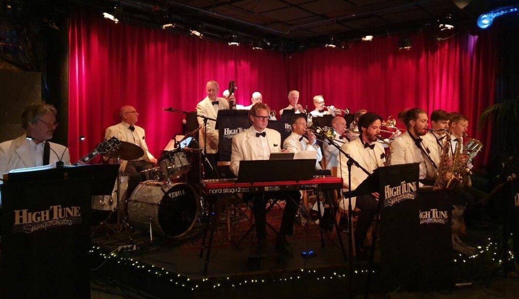 PÅ HÅRET: Til swingende toner fra High Tune Swingorchestra mottar lagkaptein Petter Christie fra MoCibro vandretrofeet fra bartekollega Thomas Barth fra Sopra Steria under troféutdelingen på Kulturhuset i Oslo. Hadde fristen vært noen minutter senere, kunne det fort blitt omvendt. PÅ HÅRET: Til swingende toner fra High Tune Swingorchestra mottar lagkaptein Petter Christie fra MoCibro vandretrofeet fra bartekollega Thomas Barth fra Sopra Steria under troféutdelingen på Kulturhuset i Oslo. Hadde fristen vært noen minutter senere, kunne det fort blitt omvendt.