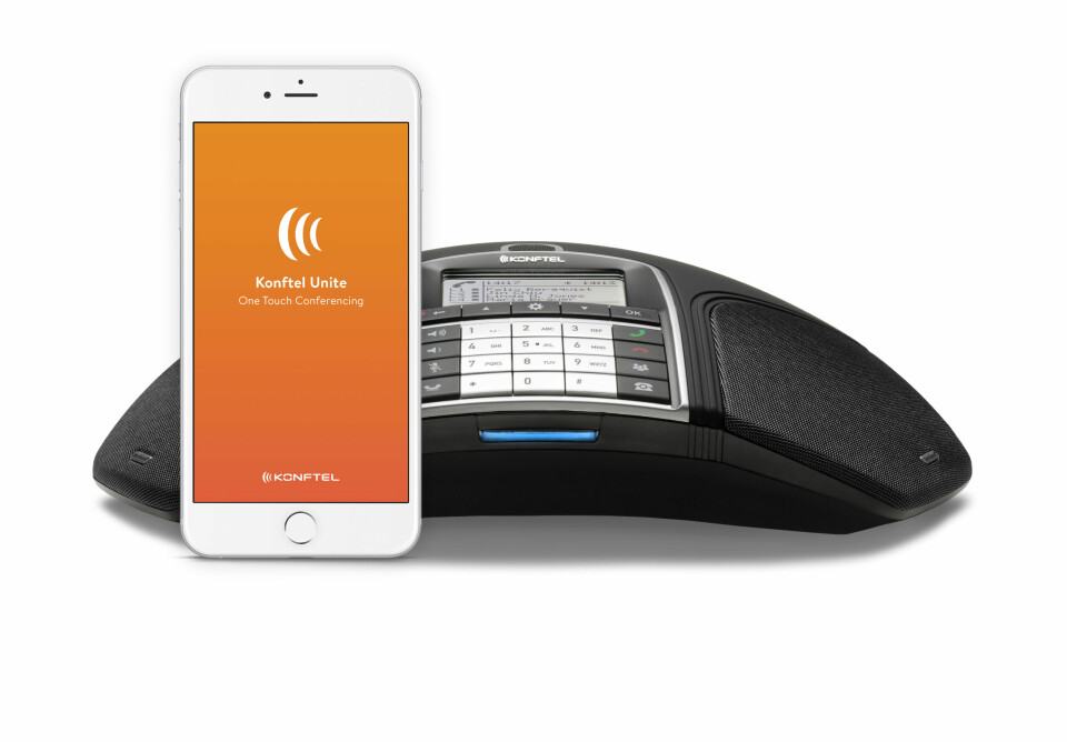 KONFERANSE-APP: Konftel 300IPX-konferansetelefonen kan styres enkelt fra mobiltelefon med den nye Konftel Unite-appen. (Foto: Konftel/Johan Gunseus)