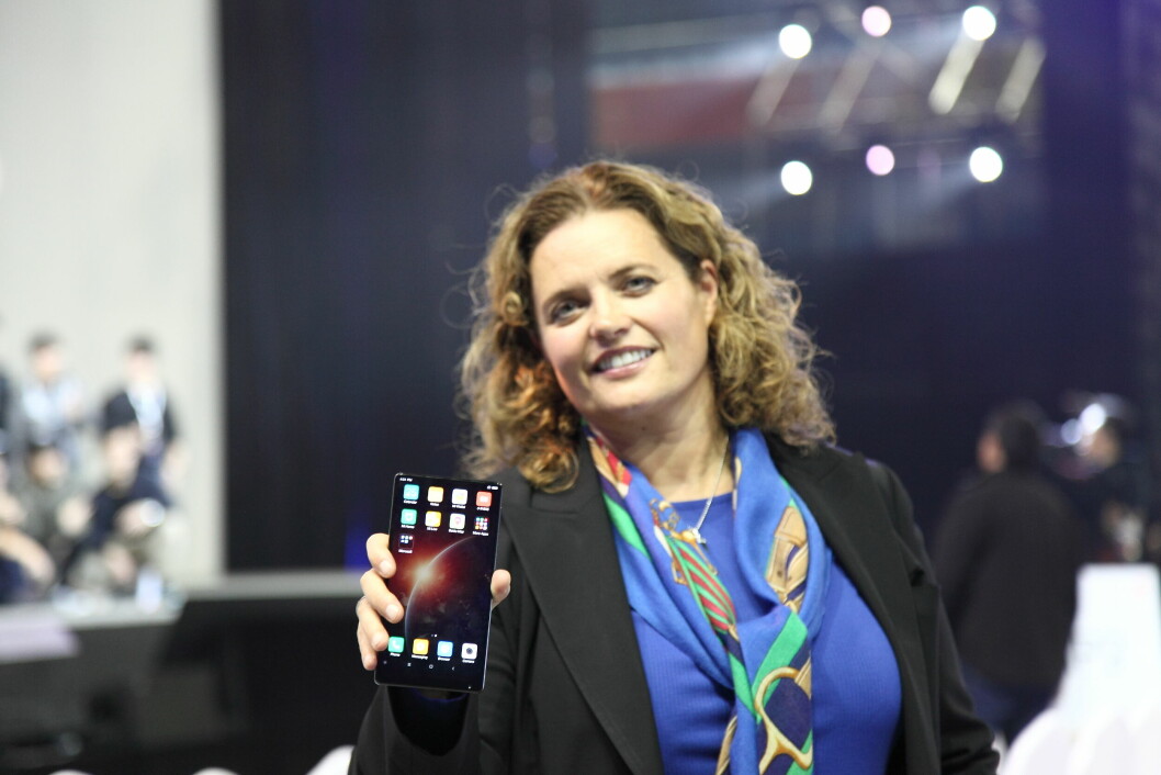INNOVASJON: Laila Danielsen i Elliptic Labs viser fram mobiltelefonen Xiaomi Mi Mix som er utstyrt med Elliptic Labs' berøringsfrie, og nå prisbelønte, betjeningsløsning. (Foto: Elliptic Labs pressefoto)