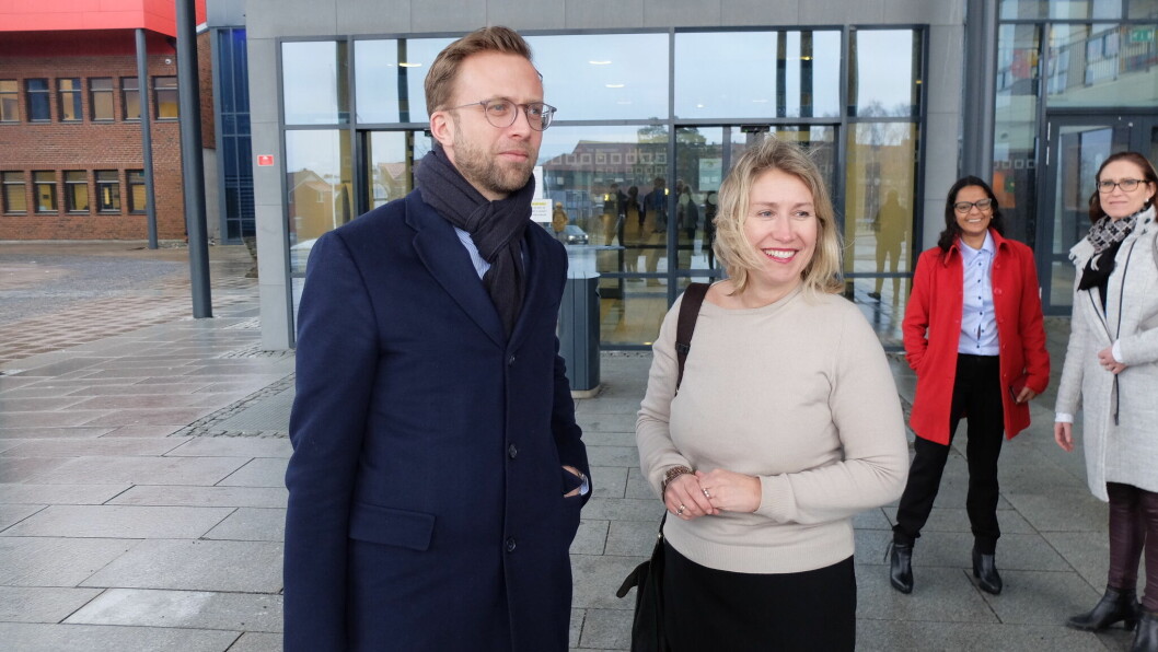 PÅ BESØK: Nikolai Astrup ble tatt i mot av ass.uni.dir. Solveig R. Svendsberget. Digitaliseringsministeren mener det er vesentlig med en god utdanning innen cybersikkerhet. (Foto: UiA)