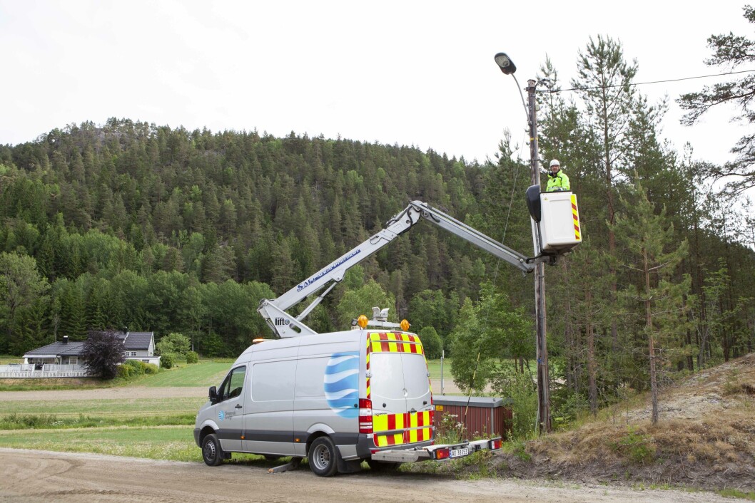 EFFEKTIVISERER: Ved å gi el-montørene tilgang til fagsystemene inne kan tid og ressurser spares. I tillegg får montørene i felt en bedre arbeidsdag. (Foto: Skagerak Nett) EFFEKTIVISERER: Ved å gi el-montørene tilgang til fagsystemene inne kan tid og ressurser spares. I tillegg får montørene i felt en bedre arbeidsdag. (Foto: Skagerak Nett)