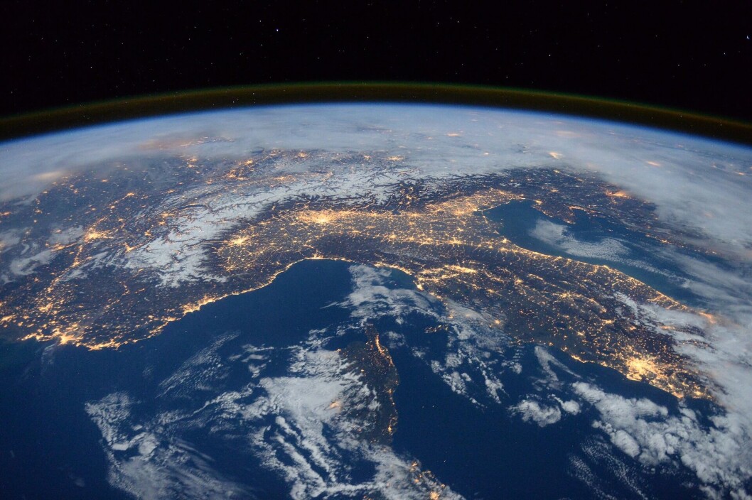 INTERNETT: Flere selskaper vil gi tilgang til internett ved hjelp av satellitter. INTERNETT: Flere selskaper vil gi tilgang til internett ved hjelp av satellitter.