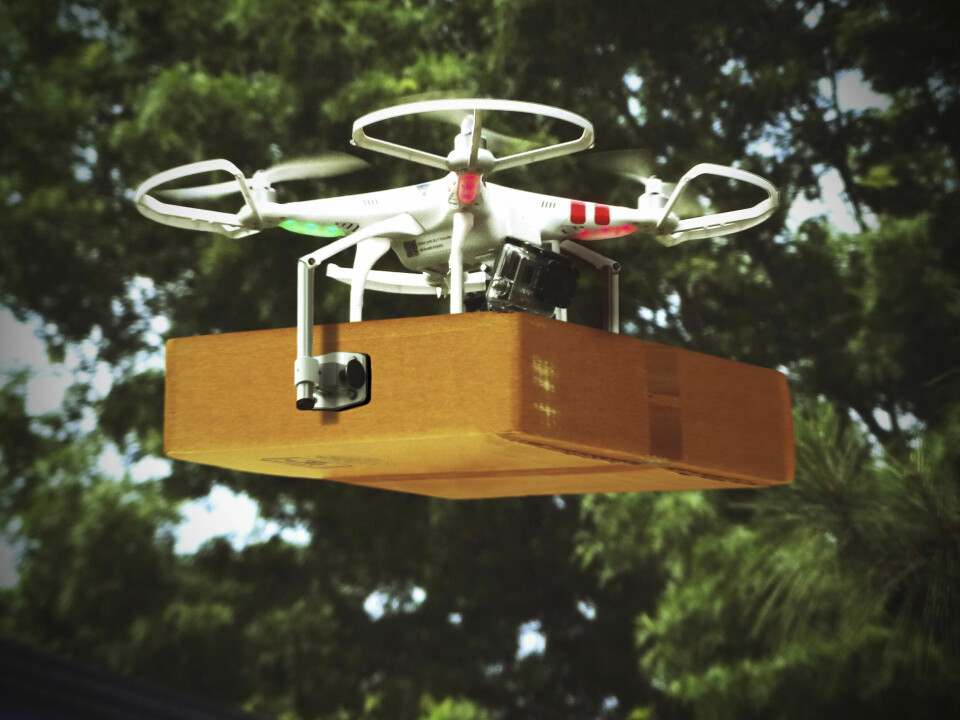 DRONEPAKKER: Levering av pakker med droner er foreløpig mest for reklamestunt å regne, og det er stor skepsis mot å la droner fly utenfor synsrekkevidde. (Foto: Pixabay.com)