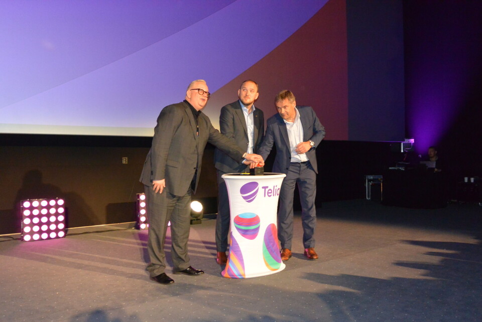 ÅPNING: Ivar Halstvedt fra ODEON Kino AS, samferdselsmininister Jon Georg Dale og Telia Norges Abraham Foss teller ned til premieren på Norges første 5G-kino (Foto: Gisle Orlund)