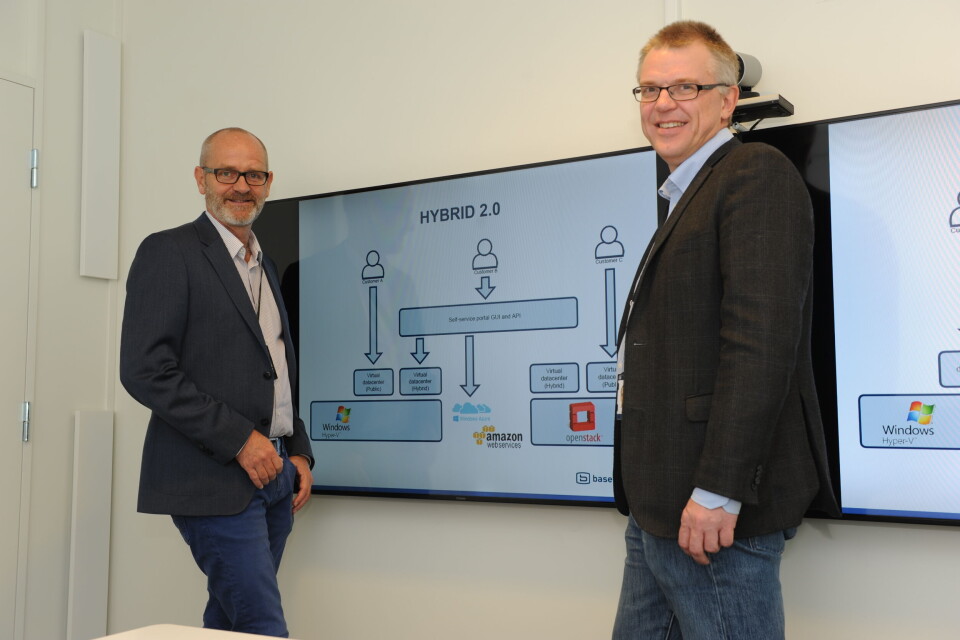 FORNYER: Basefarm fornyer sitt datamaskineri. Et nytt datasenter i Lørenskog skal i løpet av første halvår 20 16 bidra til å realisere tjenestetilbudet Hybrid 2.0 som viseadministrerende direktør Bjart Kvarme og teknologiansvarlig Erland Andersen viser en arkitektur av.