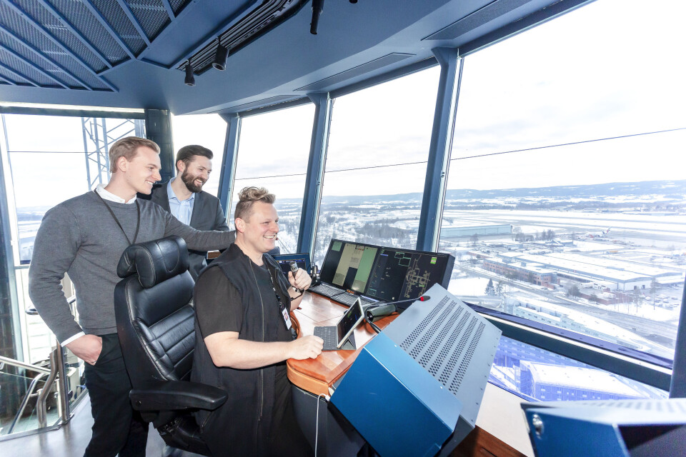 DIGITALISERTE: Fra venstre prosjektleder Hans Christian Berg i Avinor Air Navigation Services, Kjetil Taraldlien, direktør forretningsutvikling i Sopra Steria og Karl Erik Salmila, flygeleder i Avinor Air Navigation Services. Og Ipaden med den nye appen. (Foto: Sopra Steria/Studio OSCAR)