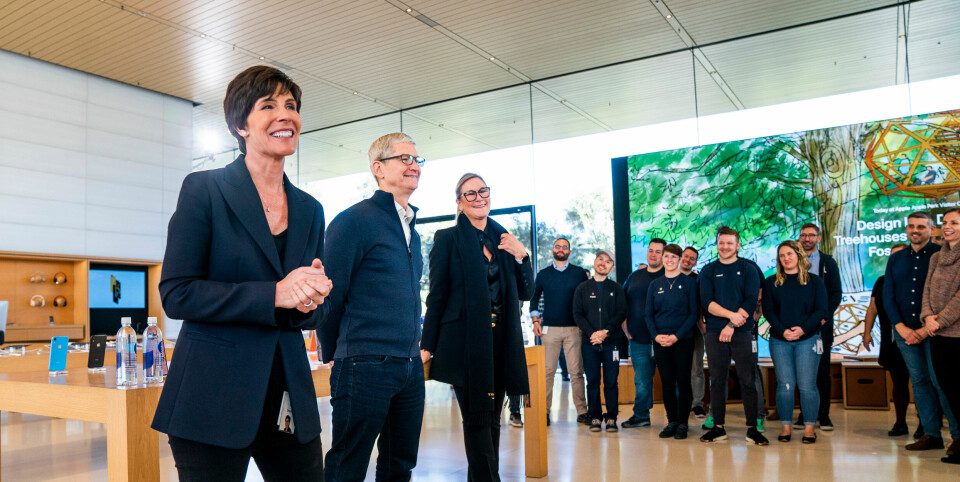CxO: Omrokering i C-sviten hos Apple: Deirdre O’Brien til venstre for Tim Cook og Angela Ahrendts. (Foto: Apple)