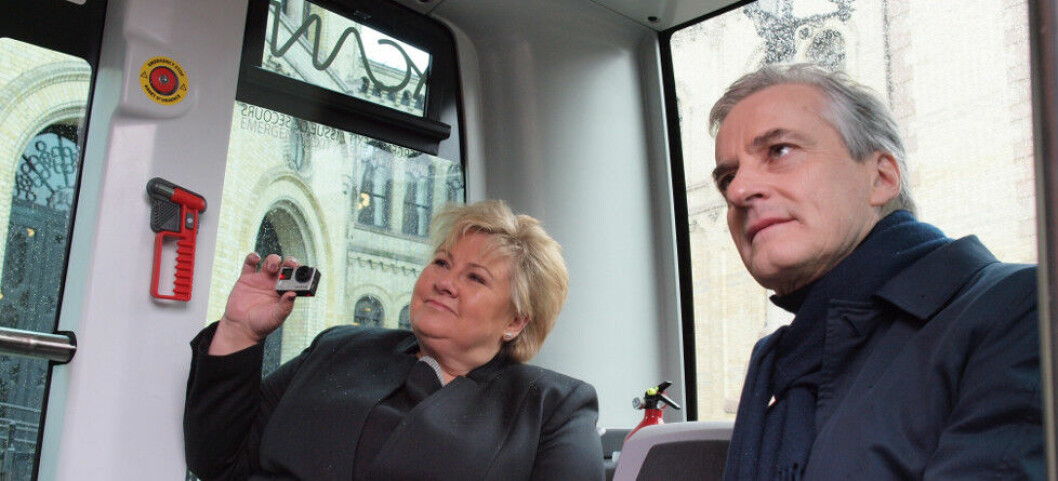 BUSSA: Statsminister Erna Solberg og statsministerkandidat Jonas Gahr Støre ble fraktet fra Stortinget til Posthallen i en selvkjørende buss. (Foto: Stine Marie Hagen)