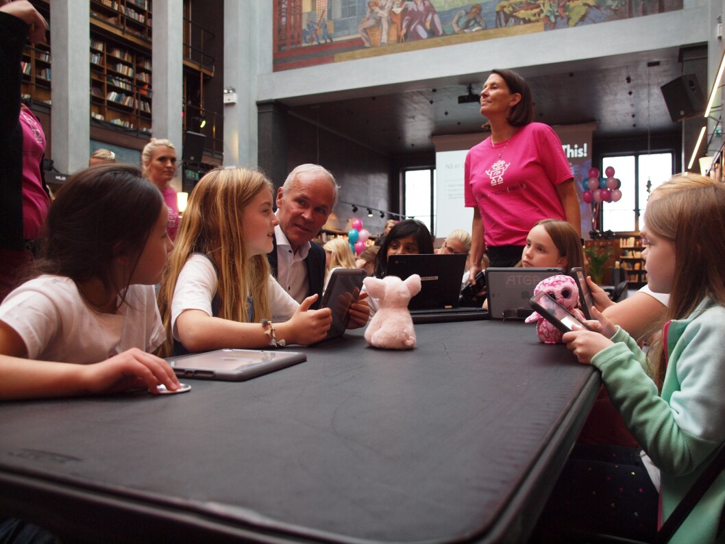 FORNØYD MINISTER: I en foreløpig rapport skriver Sintef at barna blir mindre distrahert av data-bruken, og det gleder kunnskapsminister Jan Tore Sanner (H). Her fra eventet Girl Tech Fest med elever fra Trasop skole. (Foto: Stine Marie Hagen) FORNØYD MINISTER: I en foreløpig rapport skriver Sintef at barna blir mindre distrahert av data-bruken, og det gleder kunnskapsminister Jan Tore Sanner (H). Her fra eventet Girl Tech Fest med elever fra Trasop skole. (Foto: Stine Marie Hagen)