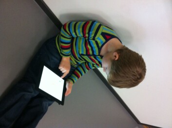 Mats Stene Everbrand synes det er gøy å bruke Ipad i undervisningen. (Foto: Joakim Bjørklund) Mats Stene Everbrand synes det er gøy å bruke Ipad i undervisningen. (Foto: Joakim Bjørklund)