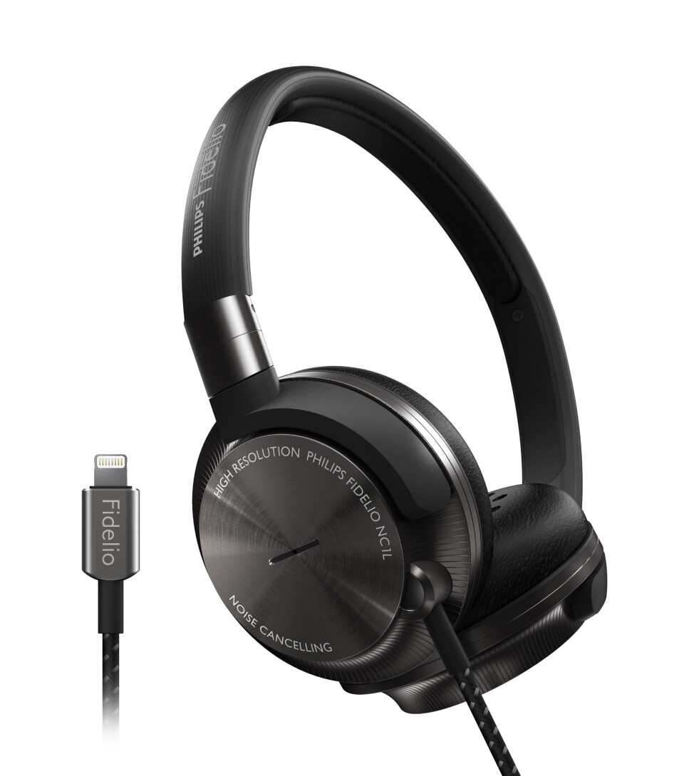 LIGHTNING-KONTAKT: Philips Fidelio NC1L er verdens første hodesett med aktiv støykansellering over Lightning-kontakt. LIGHTNING-KONTAKT: Philips Fidelio NC1L er verdens første hodesett med aktiv støykansellering over Lightning-kontakt.