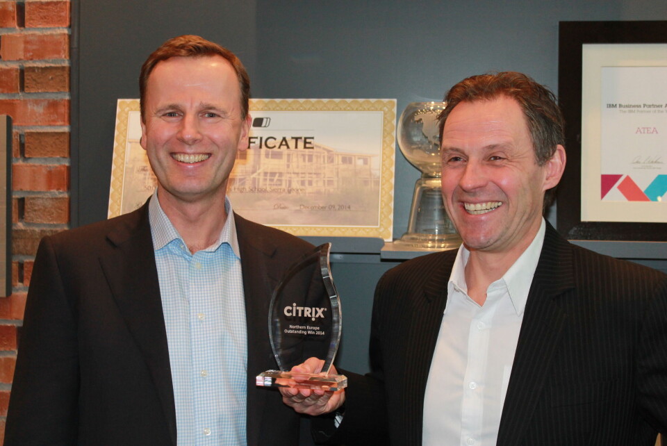 INNFLYTELSESRIK PARTNER: Atea ble hedret under Citrix partnerkonferanse i Las vegas, Nevada. På bildet: norgessjef Knut Alnæs i Citrix og norgessjef i Atea, Dag Fodstad med den gjeve prisen. (Pressefoto) INNFLYTELSESRIK PARTNER: Atea ble hedret under Citrix partnerkonferanse i Las vegas, Nevada. På bildet: norgessjef Knut Alnæs i Citrix og norgessjef i Atea, Dag Fodstad med den gjeve prisen. (Pressefoto)