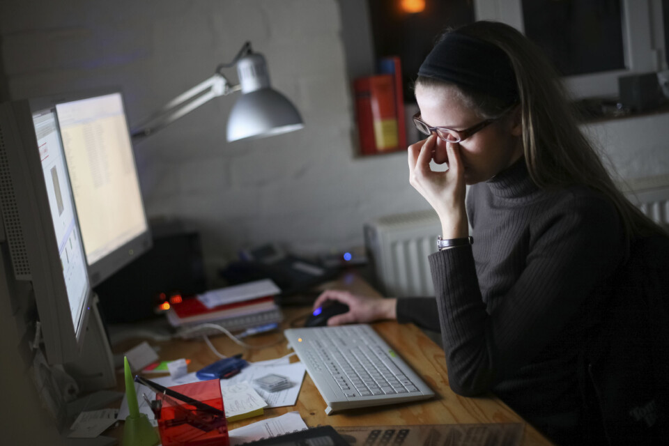HELSEPLAGER: Overdreven skjermbruk, spesielt om natten, kan føre til øye- og helseproblemer. (Illustrasjonsfoto: Istock) HELSEPLAGER: Overdreven skjermbruk, spesielt om natten, kan føre til øye- og helseproblemer. (Illustrasjonsfoto: Istock)