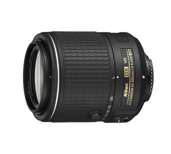 KOMPAKT: Nikons nye 55-200 mm-objektiv er lett og komptakt.