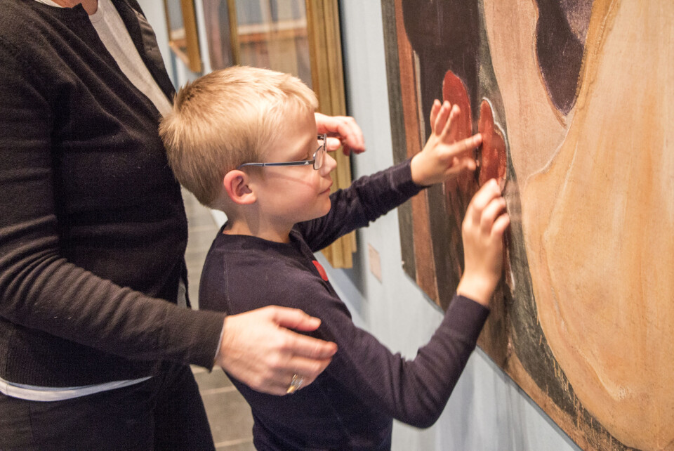 TAPTISK KUNSTOPPLEVELSE: Sju år gamle Petter Smedsrud fra Oslo fikk et spennende møte med Edvard Munchs kunst. TAPTISK KUNSTOPPLEVELSE: Sju år gamle Petter Smedsrud fra Oslo fikk et spennende møte med Edvard Munchs kunst.