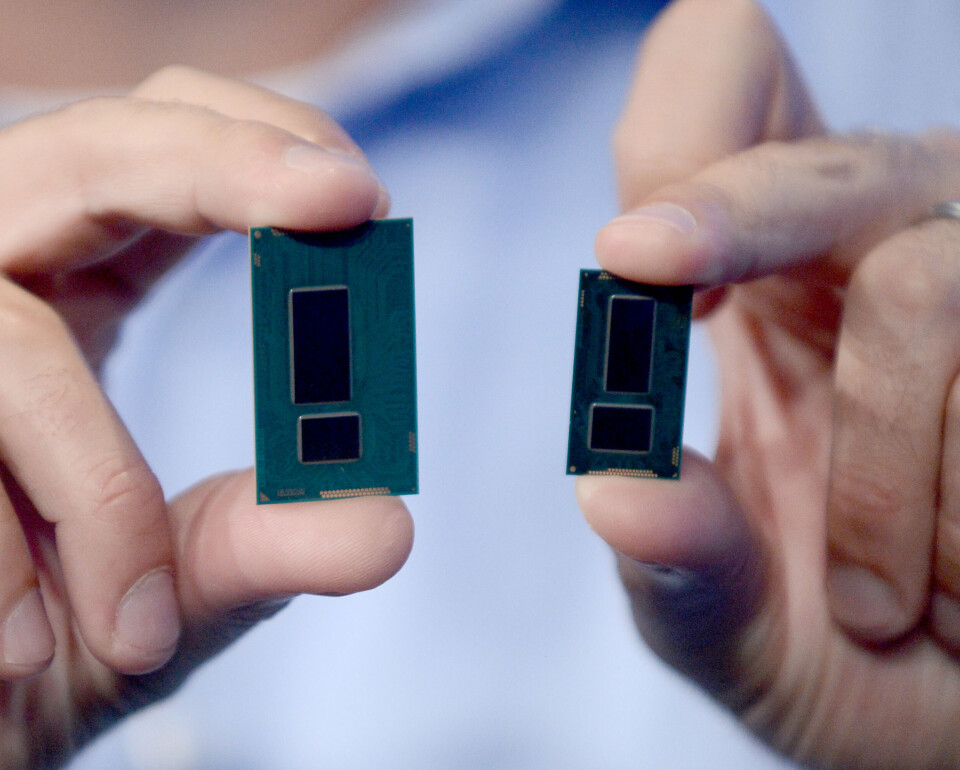 KRYMPET: De nye serverprosessorene for massemarkedet fra Intel er krympete utgaver av forgjengeren. Her viser Kirk Skaugen i Intel forskjellen på dagens og morgendagens prosessorer. KRYMPET: De nye serverprosessorene for massemarkedet fra Intel er krympete utgaver av forgjengeren. Her viser Kirk Skaugen i Intel forskjellen på dagens og morgendagens prosessorer.